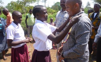 Deo accepting a gift of gratitude from students at Rau River Primary School.