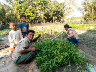 choun klein smailing family in garden